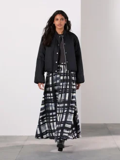 Next À carreaux Crème/bleu marine - Jupe maxi plissée en satin Sale