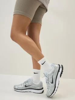 Nike - Baskets P6000 Argenté métallisé New