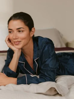 B by Ted Baker pyjama boutonné en jacquard bleu marine Online