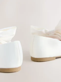 Next Blanc - Chaussures Mary Jane pour occasions en satin à fleurs avec nœud