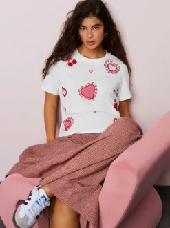 Next Blanc - Haut à col rond à manches courtes avec ornements en forme de cœur New