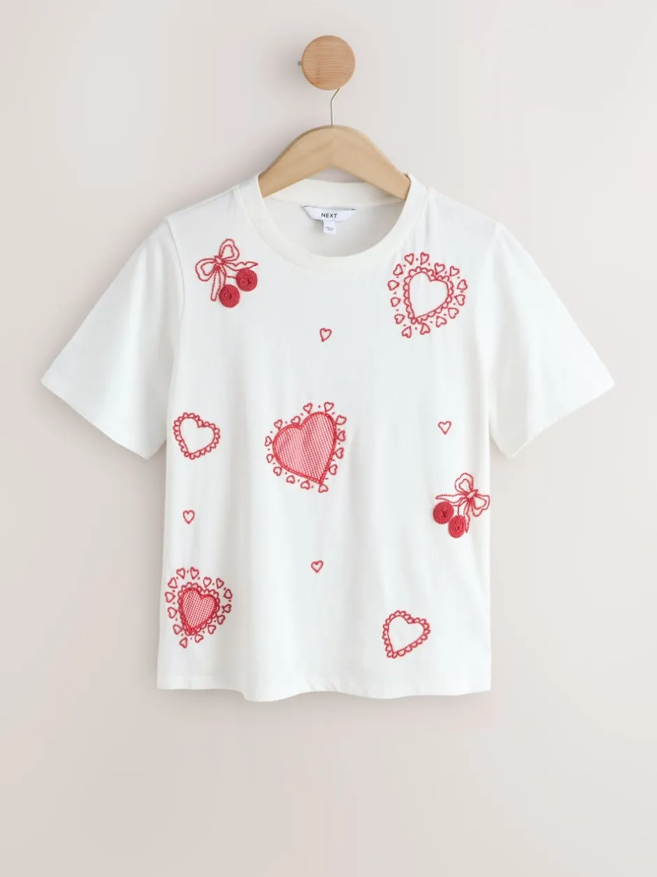 Next Blanc - Haut à col rond à manches courtes avec ornements en forme de cœur New