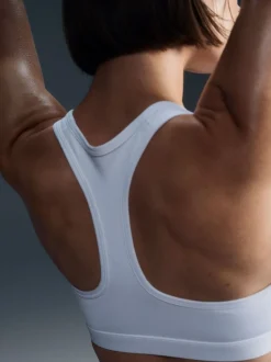 Nike - Soutien-gorge de sport rembourré maintien moyen à logo virgule Blanc Sale