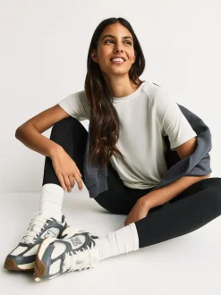 Next Brun/Crème - Lot de 2 T-shirts Active à manches courtes à Col rond Clearance