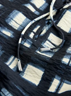 Next Carreaux bleu marine/écru - Chemisier décontracté à manches longues avec trou de serrure Discount