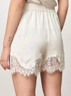 Next Champagne doré - Short en satin avec bordure en dentelle Hot