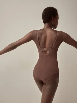 Next Chocolat Nude - Body en dentelle à coupe ferme et contrôle du ventre Outlet