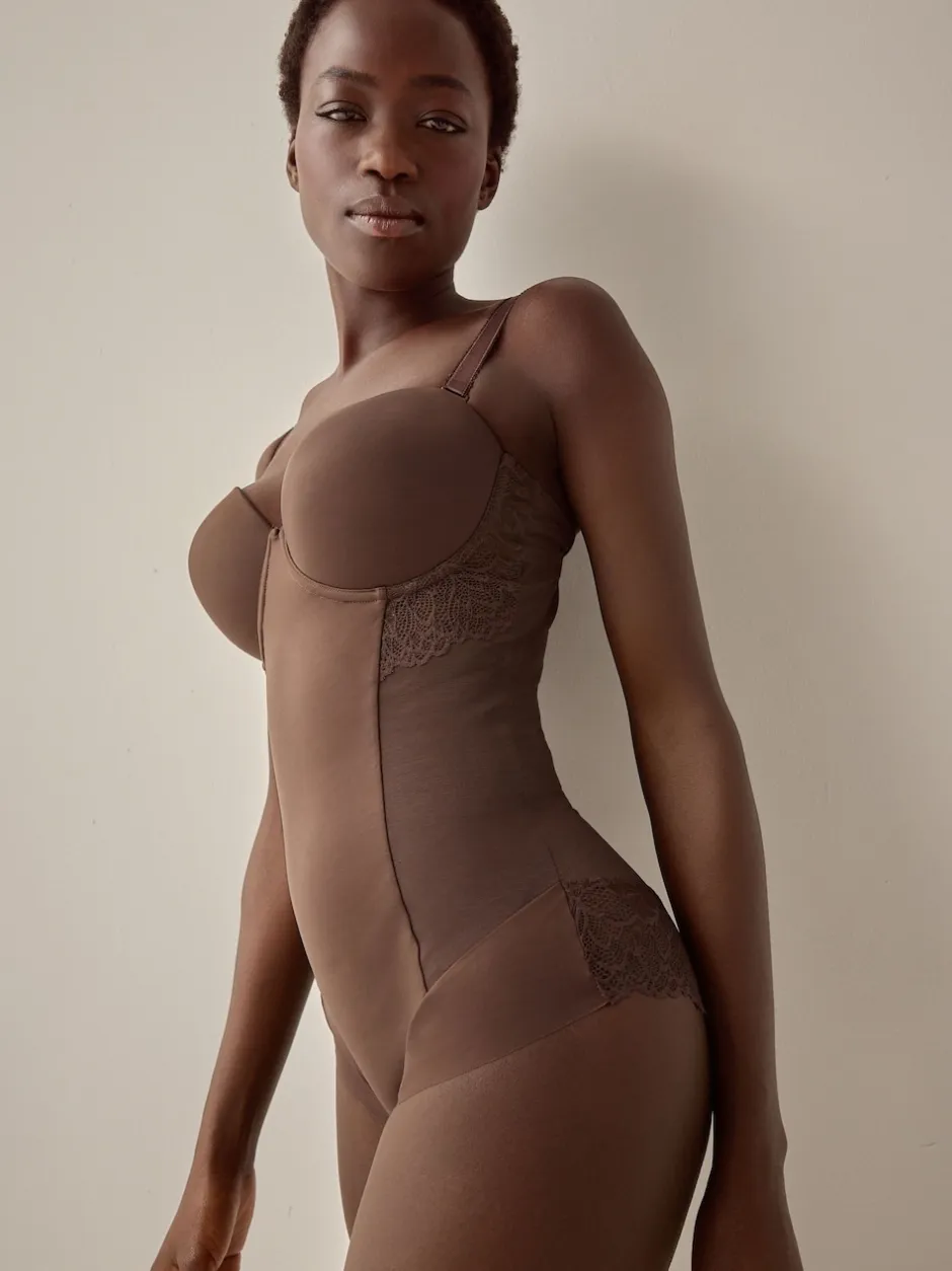 Next Chocolat Nude - Corps en dentelle légèrement rembourré avec contrôle du ventre ferme DD+