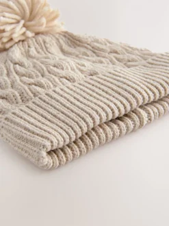 Next Crème - Bonnet à pompon en maille torsadée