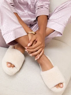Lipsy Crème - Chaussons de nuit à plateforme en fausse fourrure Sale