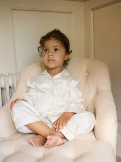 The Little Tailor Crème - Pyjama de Noël boutonné en satin pour enfant Hot