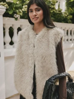 Next Crème - Veste sans manches en fausse fourrure Discount