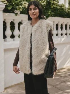 Next Crème - Veste sans manches en fausse fourrure Discount