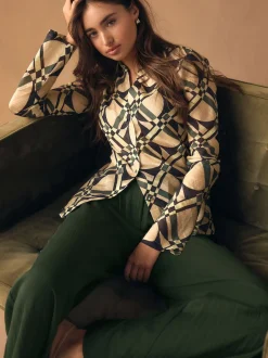 Next Crème/Vert imprimé géométrique - Chemise à col en V en Blend Lyocell Sale