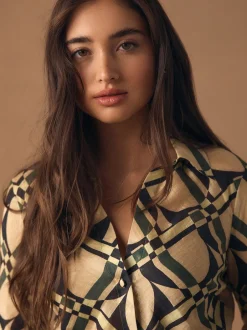 Next Crème/Vert imprimé géométrique - Chemise à col en V en Blend Lyocell Sale