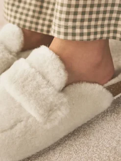 Next écru - Chaussons avec semelle plantaire cœur en fausse fourrure Clearance