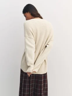 Next écru - Pull long à col en V en coton et laine mélangés Sale