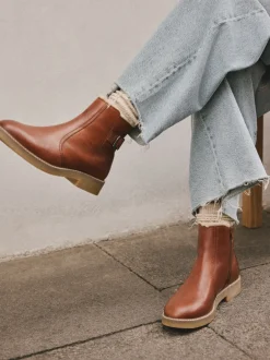 Next Cuir marron fauve - Bottes Forever Comfort® doublées de fausse fourrure avec boucle Discount