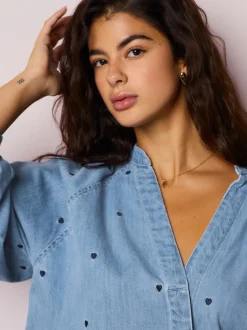 Next Cœur Bleu bleu marine - Chemisier en denim à manche bouffante et col en V brodé cœur Online