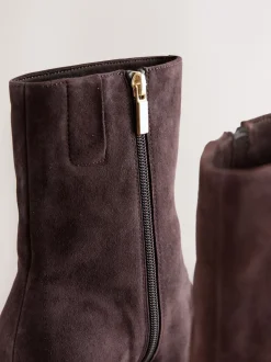 Next Daim marron chocolat - Bottines à talons Forever Comfort® avec bout ciselé Sale