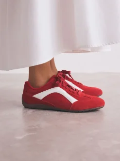 Next Daim rouge - Baskets à lacets Forever Comfort® en cuir à semelle slim New