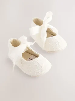 Next Dentelle crème - Chaussures grande occasion nouées sur le devant pour bébé (0-24mois) Outlet