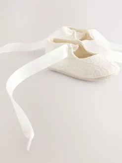 Next Dentelle crème - Chaussures grande occasion nouées sur le devant pour bébé (0-24mois) Outlet