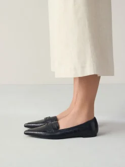 Next Effet croco Noir en relief - Mocassins Forever Comfort® Premium en cuir à bout pointu Sale