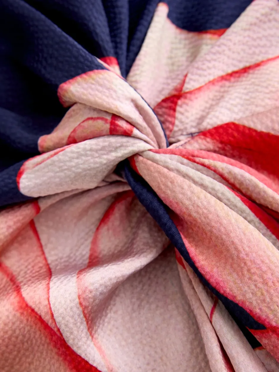 Next Floral de marine - Robe longue en satin à manches longues torsadée sur le devant