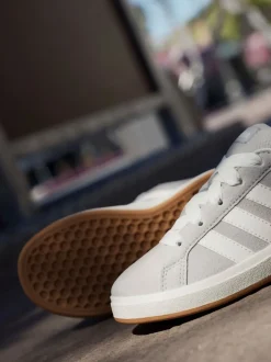 adidas - Baskets Grand Court 00s en daim et dentelle pour enfant Gris Discount