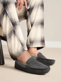 Next Gris - Chaussons mocassins Signature en daim avec bordure en tissu Outlet