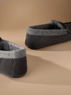 Next Gris - Chaussons mocassins Signature en daim avec bordure en tissu Outlet