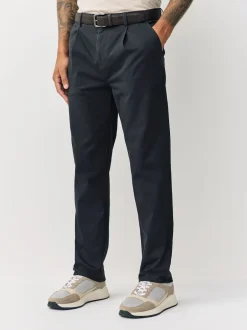 Next Gris de charbon de bois - Pantalon chino plissé doux au toucher ceinturé Sale