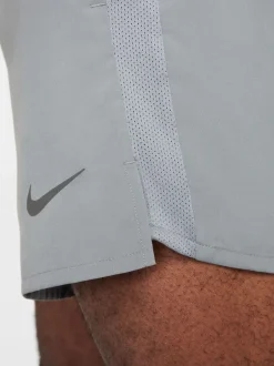 Nike Gris fumé - Short de course Challenger Dri-FIT 5 pouces 2-en-1 Outlet