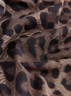 Next - T-shirt décontracté à col rond avec longueur coude Imprimé Léopard Clearance