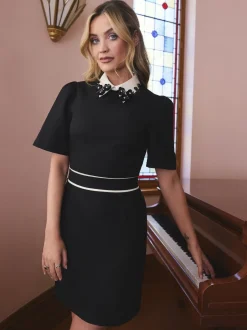 Love & Roses mini-robe à col brodé à fleurs en crêpe Clearance