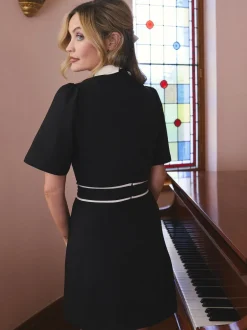 Love & Roses mini-robe à col brodé à fleurs en crêpe Clearance