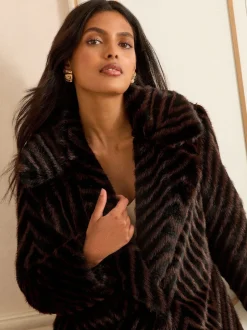 Love & Roses Manteau chevron en fausse fourrure Sale