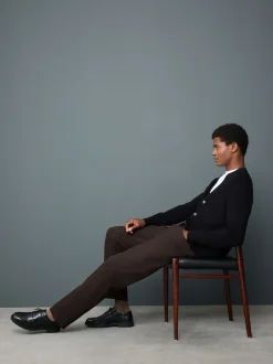 Next Marron - Ajustement droit - Chinos en coton brossé élégant TENCEL™ Lyocell Blend avec ceintures Sale