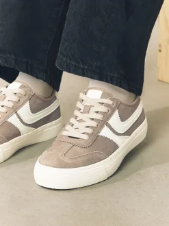 Next Marron café - Baskets à lacets Forever Comfort® en daim à rayures latérales Online