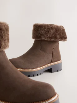 Next Marron chocolat - Bottines Forever Comfort® à poignets en fausse fourrure Clearance