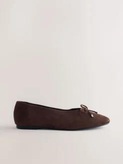 Next Marron chocolat - Chaussures plates Forever Comfort® en daim à taille haute