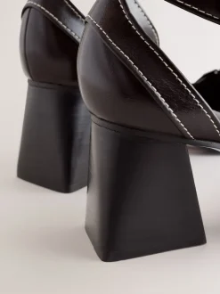 Next Marron chocolat - Chaussures à talons carrés Forever Comfort® à bout pointu New