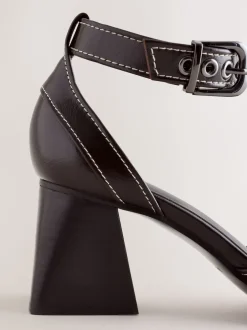 Next Marron chocolat - Chaussures à talons carrés Forever Comfort® à bout pointu New