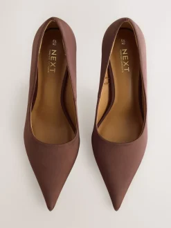 Next Marron chocolat - Escarpins Forever Comfort® en satin à bout pointu talons Outlet