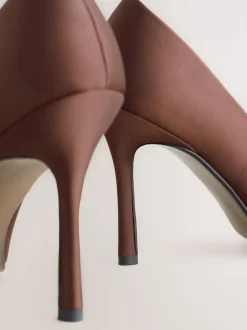 Next Marron chocolat - Escarpins Forever Comfort® en satin à bout pointu talons Outlet