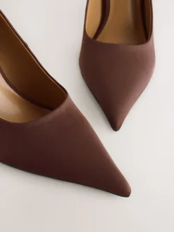 Next Marron chocolat - Escarpins Forever Comfort® en satin à bout pointu talons Outlet