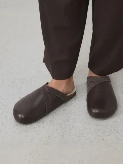 Next Marron chocolat - Sabots Forever Comfort en cuir propre avec semelle plantaire Hot