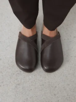 Next Marron chocolat - Sabots Forever Comfort en cuir propre avec semelle plantaire Hot