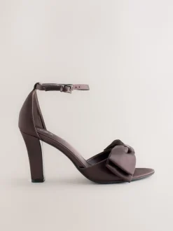 Next Marron chocolat - Sandales à talons carrés avec nœud en satin Forever Comfort® New